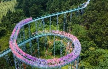 玻璃水滑道——一款網(wǎng)紅景區(qū)必備的游樂設施