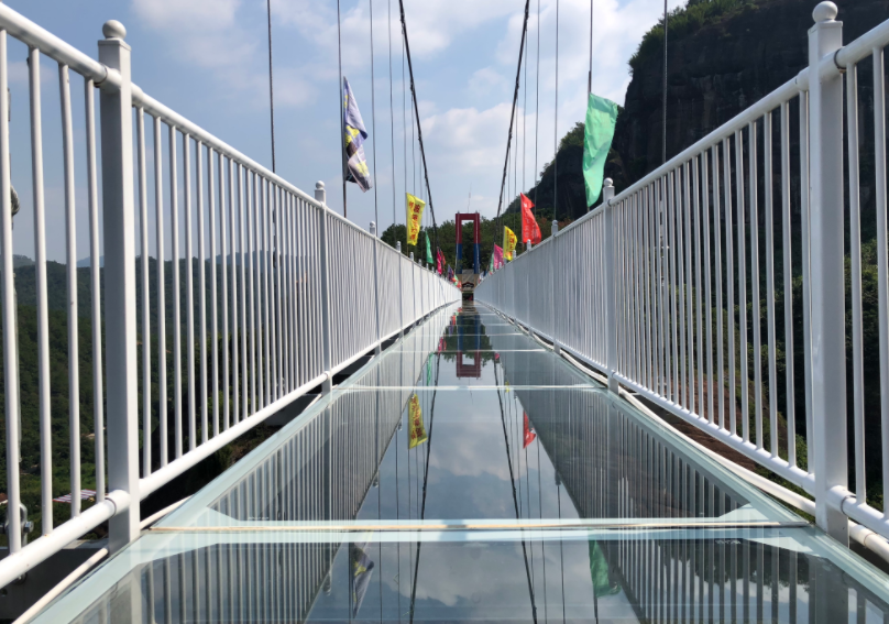 景區網紅項目——玻璃吊橋吸引上萬游客拍照 景區網紅項目——玻璃吊橋吸引上萬游客拍照