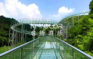 火爆各大景區新型游樂項目“玻璃水滑道”